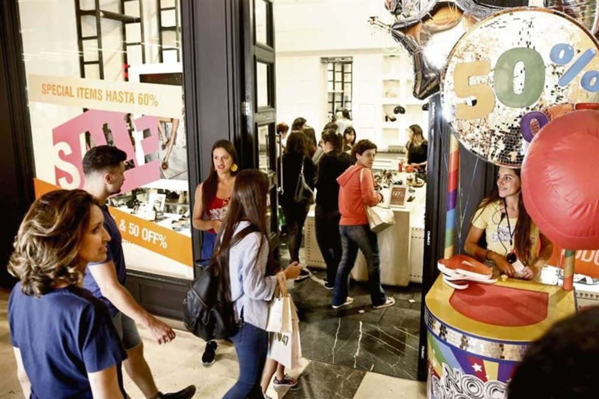Los docentes pagarán la mitad de la ropa que compren con un tope de $2500