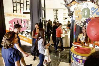 Los docentes pagarán la mitad de la ropa que compren con un tope de $2500