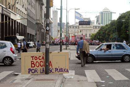 Los docentes porteños se adhirieron al paro nacional, y marcharon en reclamo por la falta de vacantes y las aulas precarias