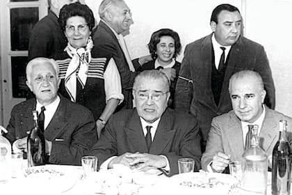 Los doctores Arturo Illia, Ricardo Balbín y Carlos Perette en la cabecera de la mesa de la reunión de la UCR en los aledaños de la Ciudad de Córdoba. 25 de junio de 1967.