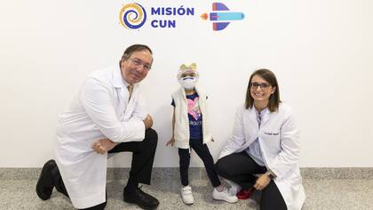 Los doctores Calvo y Panizo posan junto a Ahinara