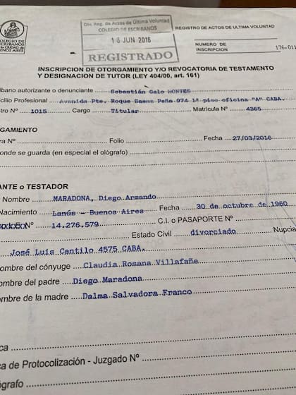 Los documentos de la revocatoria del testamento en favor de las hijas mayores de Diego Maradona