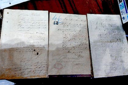 Los documentos históricos recuperados en un allanamiento