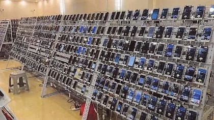 Los documentos judiciales contenían imágenes de "granjas telefónicas" supuestamente utilizadas para realizar estafas