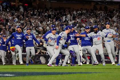 Los Dodgers de Los Ángeles festejan la coronación ante los Yankees de Nueva York en el quinto juego de la Serie Mundial, el miércoles 30 de octubre de 2024 (AP Foto/Godofredo A. Vásquez)