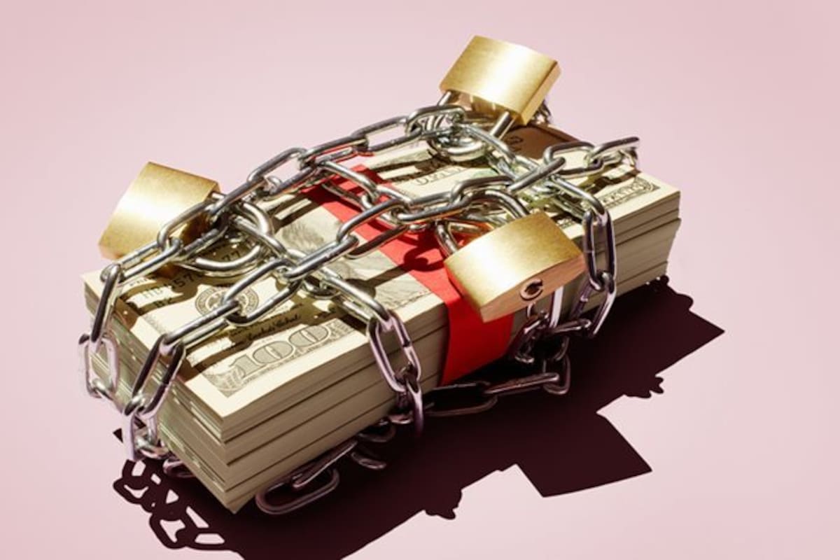 Los dólares, bajo cadenas y candados