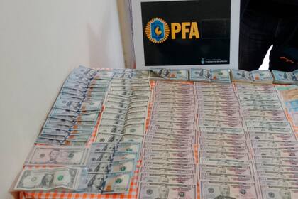 Los dólares incautados en uno de los allanamientos de la Policía Federal a locales de la Corriente Clasista Combativa