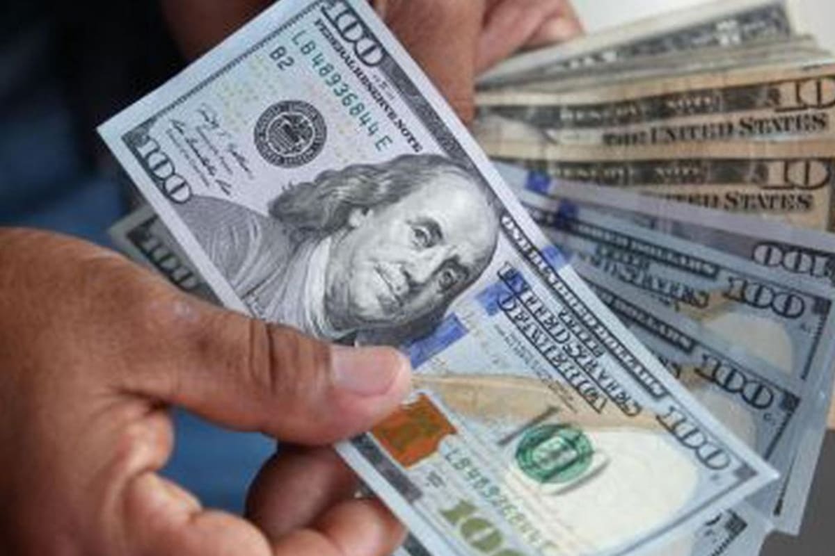 Los dólares libres descienden entre $3 y $4, mientras que las acciones argentinas registran alzas de hasta un 12% en Wall Street.