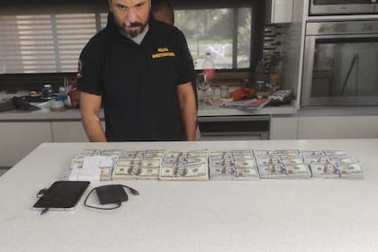 Los dólares secuestrados en la casa de un country de Canning, en Ezeiza
