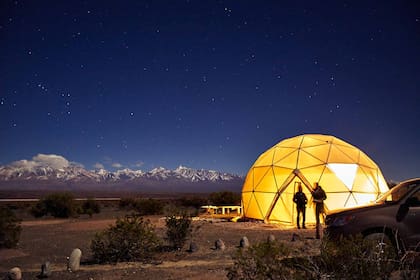 Los domos del silencio frente a la Pampa del Leoncito cerca de Barreal, San Juan; con vista a la cordillera se pueden pasar noches con cielos limpios llenos de estrellas