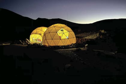 Los domos son carpas ultrarresistentes a las adversidades climáticas, tienen formas de iglú gigante, pisos de madera y electricidad a panel solar. Un lujo en la montaña.
