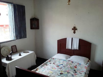 Los dormitorios de la casa tienen objetos religiosos como cruces colgadas en la pared