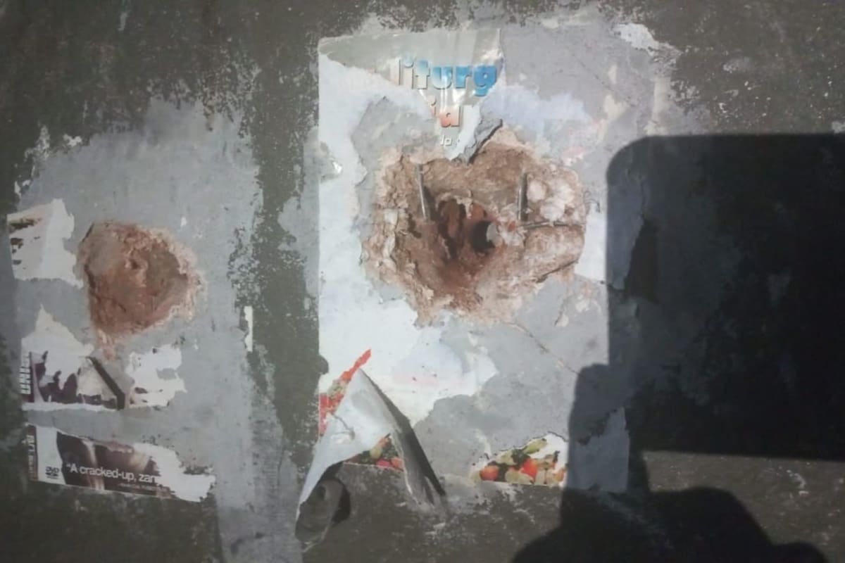Los dos agujeros en la pared descubiertos durante la requisa de la celda de la Alcaidía 8 Bis, de Villa Lugano
