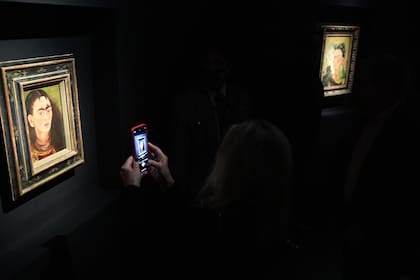 Los dos autorretratos de Frida Kahlo exhibidos en la muestra Tercer ojo, en Malba