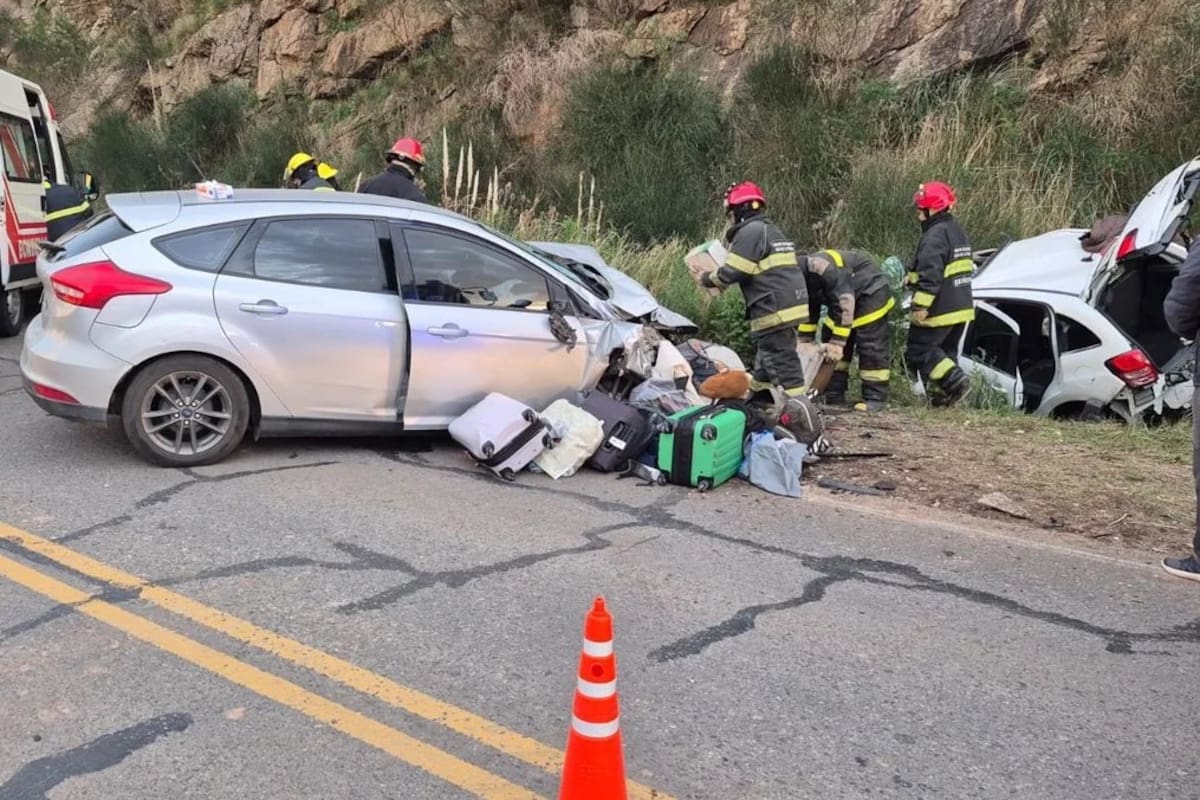 Los dos autos que protagonizaron el choque mortal en la ruta 76, en Tornquist