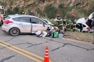 Los dos autos que protagonizaron el choque mortal en la ruta 76, en Tornquist