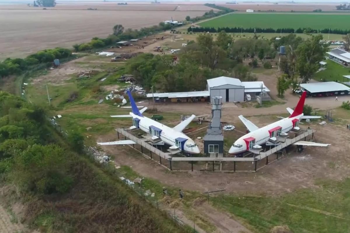 Los dos aviones cuentan con ocho habitaciones dobles.