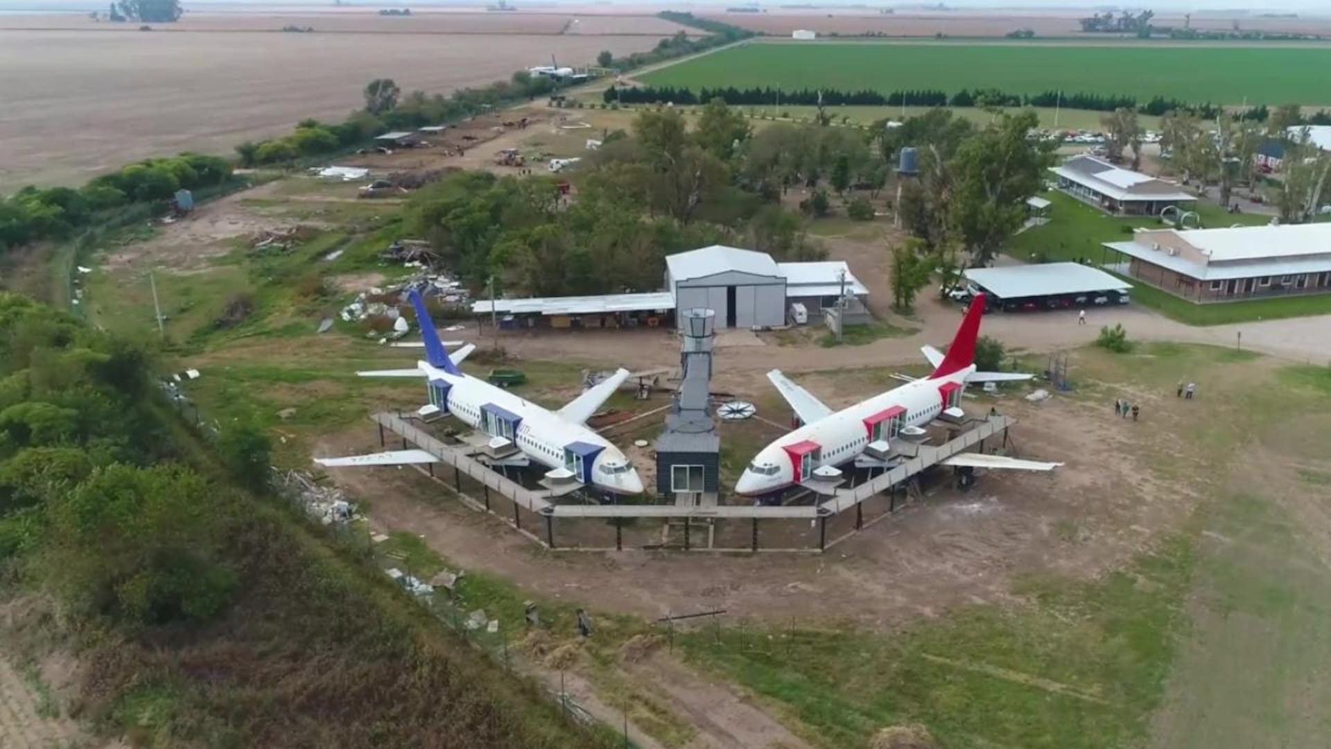 Los dos aviones cuentan con ocho habitaciones dobles.