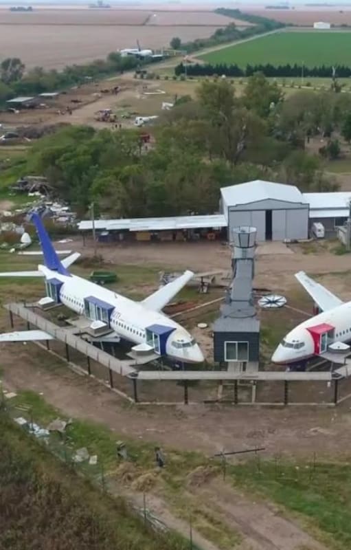Los dos aviones cuentan con ocho habitaciones dobles.