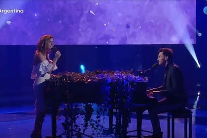 Los dos cantantes arrancaron el programa con el tema que forma parte de una campaña de Unicef