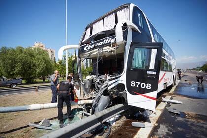 Los dos conductores se encuentran hospitalizados y otros cuatro heridos de levedad fueron asistidos en el lugar