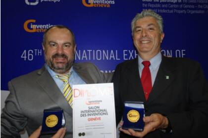 Los dos creadores recibieron la Medalla de Oro por su invención, un juguete didáctico de ensambles llamado Trabalitos