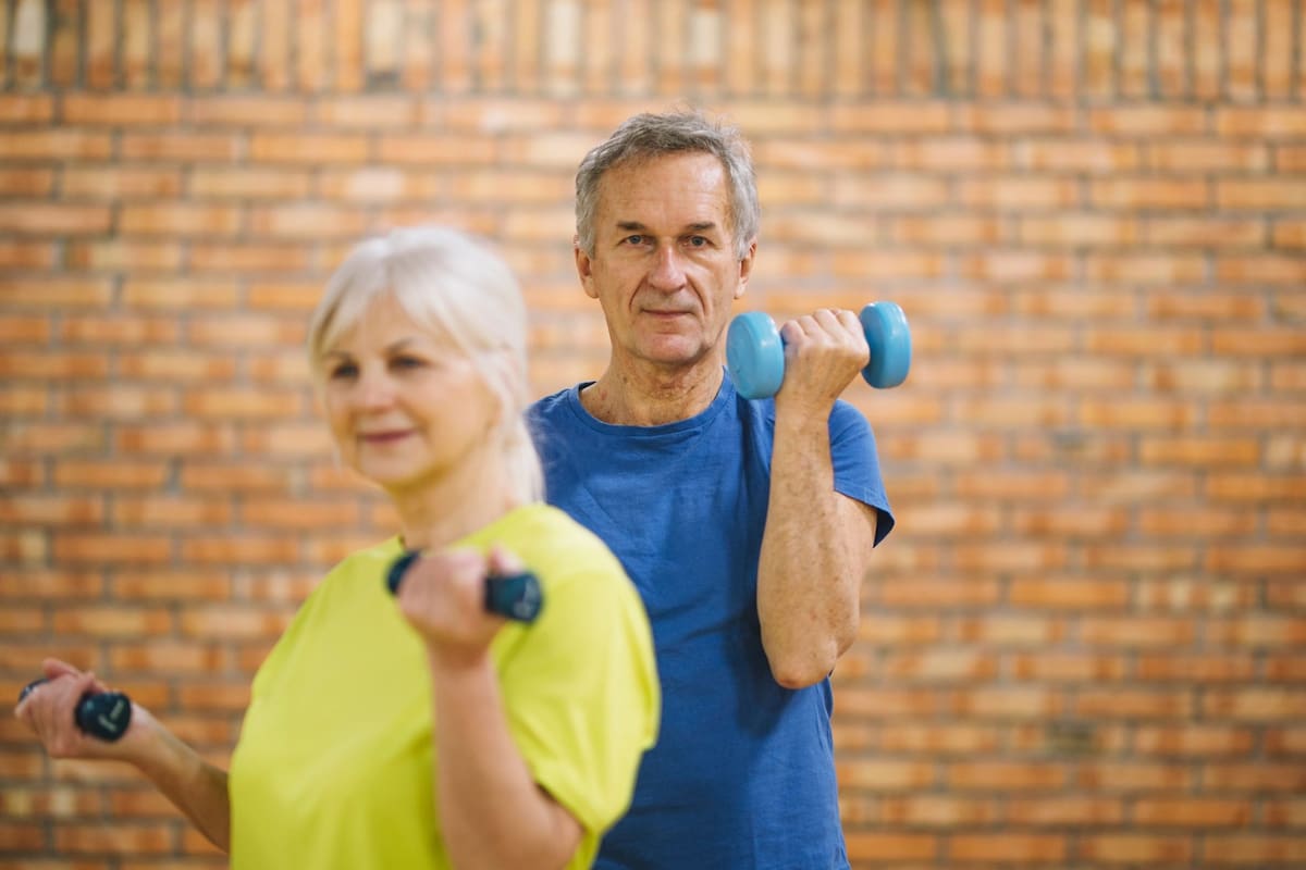 Los dos ejercicios de fuerza recomendados a partir de los 60 años para mantener los músculos activos (Foto: Freepik)