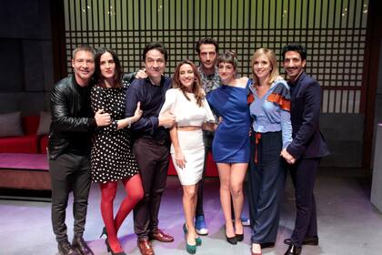 Los dos elencos completos, sobre el escenario de El Nacional