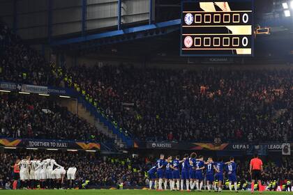 Los dos equipos, en el momento previo al inicio de la definición por penales. Pasó Chelsea.