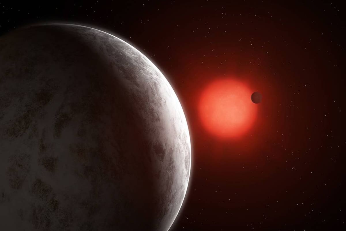 Los dos exoplanetas orbitan alrededor de una enana roja que se encuentra a 10,7 millones de años luz de la tierra y los astrónomos sospechan que puede haber un tercer planeta en zona habitable