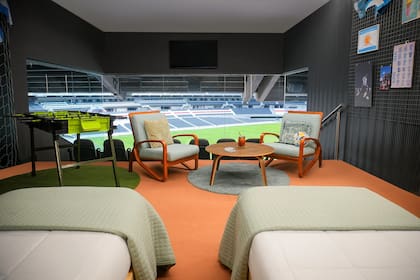 Los dos fanáticos dormirán frente al campo de juego en un palco acondicionado como habitación