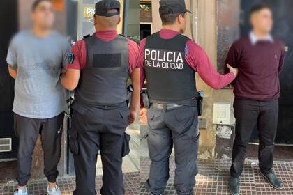 Los dos hombres fueron detenidos mientras esperaban que la jubilada retirara el dinero