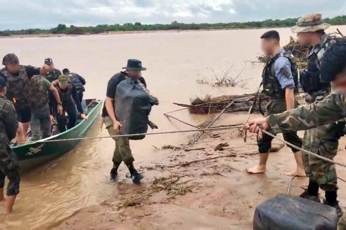 Los dos hombres huyeron y dejaron la droga al costado del río.