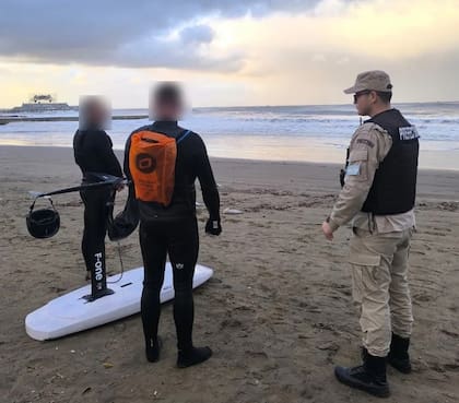 Los dos hombres rescatados fueron denunciados por poner en riesgo su integridad (Prensa Prefectura)