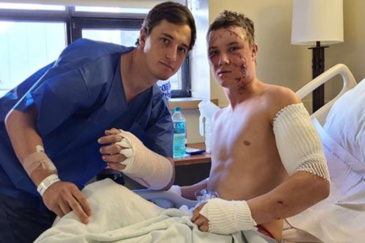 Los dos jóvenes luchadores universitarios que lograron sobrevivir al ataque de un oso pardo (Foto: Shara Park / Twitter)