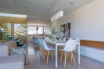 Los dos muebles que alargan las líneas del estar tienen funciones definidas: el del living es para los equipos de audio y video. Este, que se integra a la cocina, es para la vajilla.