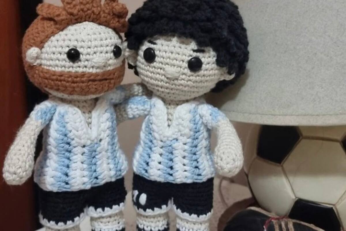 Los dos muñequitos tejidos a mano