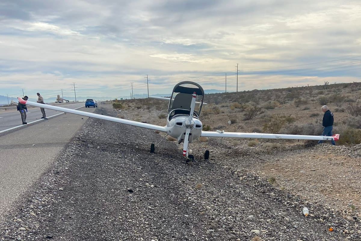 Los dos ocupantes de la avioneta y quien manejaba la camioneta, resultaron con heridas leves