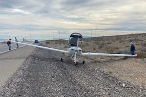 Los dos ocupantes de la avioneta y quien manejaba la camioneta, resultaron con heridas leves