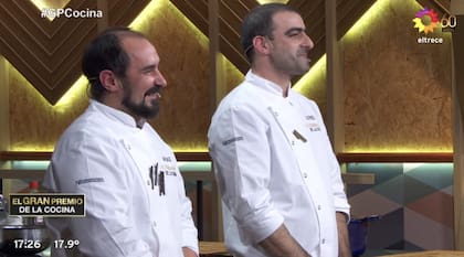 Los dos participantes muy nerviosos y felices antes de saber el resultado.