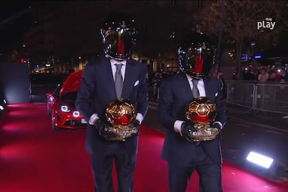 Los dos pilotos de la Fórmula 1 que trasladaron los trofeos hasta el Teatro Chetelet de París