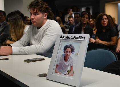 Los dos policías acusados de disparar y matar a Valentino Blas Correas (17) al tirar contra el auto en el que se trasladaba con amigos por la capital cordobesa en agosto de 2020, dijeron hoy, al pronunciar sus "últimas palabras" antes del veredicto del jurado popular, que no tuvieron "intención" de matar, mientras que los otros 11 efectivos imputados por encubrimiento se declararon inocentes o dijeron que cometieron "errores".
31-3-2022
FOTO LAURA LESCANO / TELAM