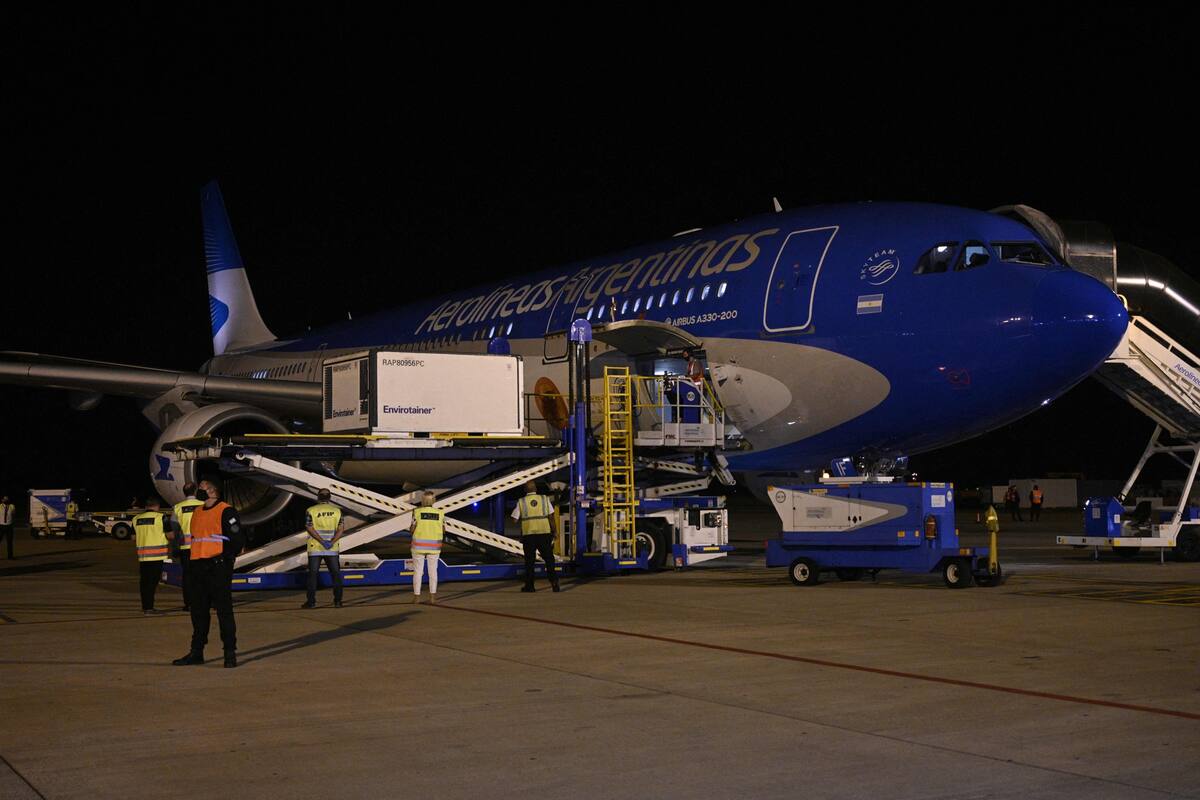 Los dos servicios estaban estipulados para este viernes a las 21 y a las 23, respectivamente, pero, el segundo sufrió una demora por un problema técnico y despegó con destino al Aeropuerto de Sheremetievo a las 0.20 del día siguiente