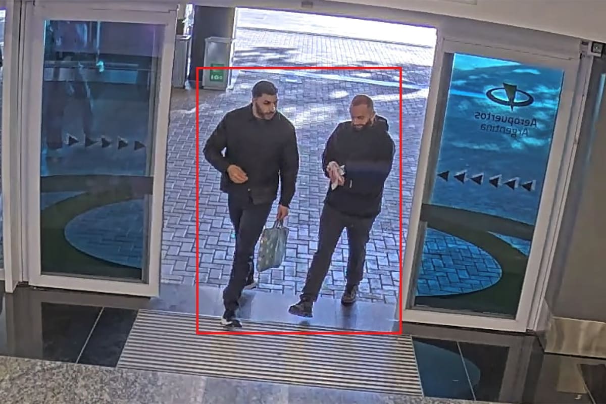 Los dos sospechosos cuando llegaron al aeroparque metropolitano para viajar a Uruguay