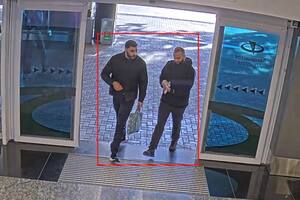 Los dos sospechosos cuando llegaron al aeroparque metropolitano para viajar a Uruguay
