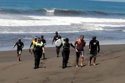 Los dos surfistas fueron demorados luego del violento episodio.