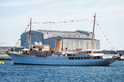 Los dos únicos barcos reales activos del mundo son el Dannebrog, en el que Federico y Mary de Dinamarca navegaron por primera vez como reyes en mayo, y el Norge, de los monarcas noruegos.