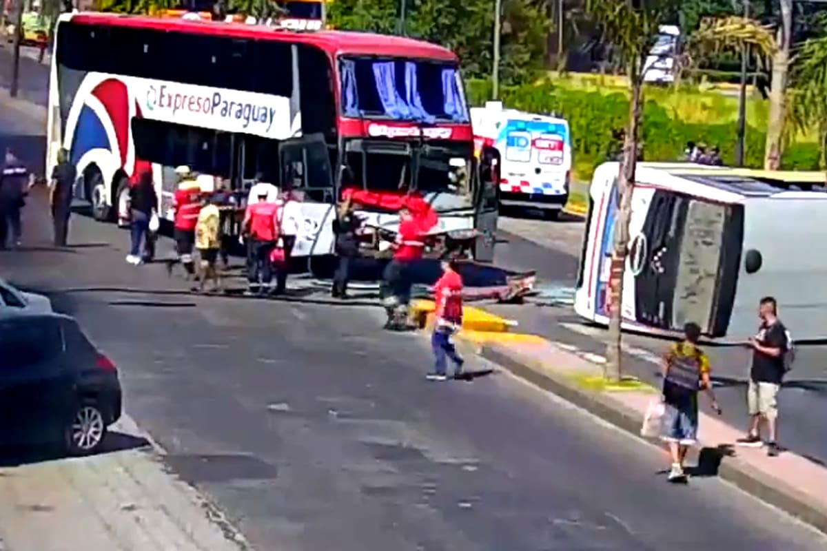 Los dos vehículos de gran porte tras el incidente de tránsito.