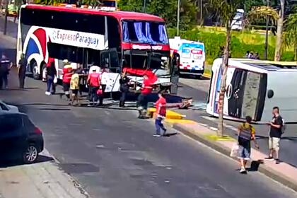 Los dos vehículos de gran porte tras el incidente de tránsito.