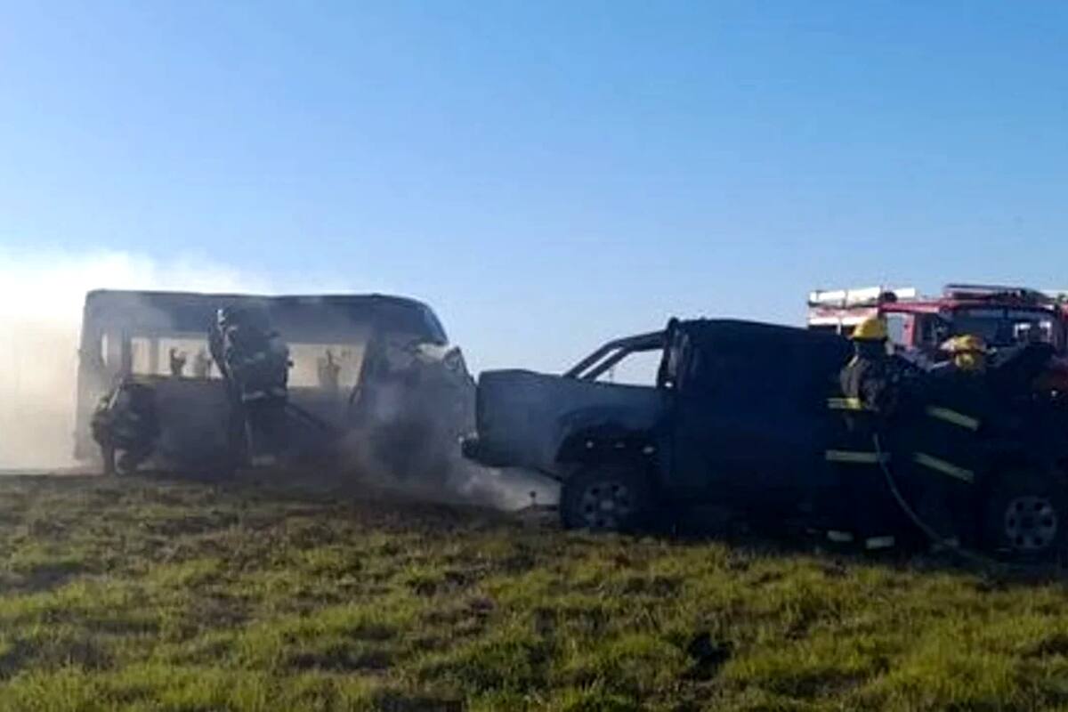 Los dos vehículos involucrados en la colisión, un Ford Transtit y una Toyota Hilux, se incendiaron tras el choque